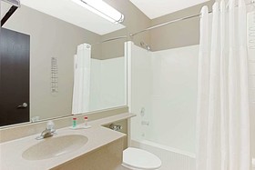 Ramada by Wyndham Waukegan/Great Lakes