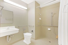 Ramada by Wyndham Waukegan/Great Lakes