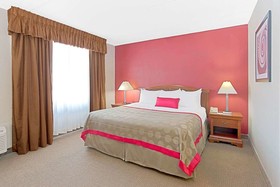 Ramada by Wyndham Waukegan/Great Lakes