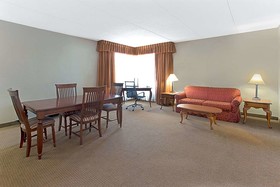 Ramada by Wyndham Waukegan/Great Lakes