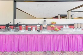 Ramada by Wyndham Waukegan/Great Lakes