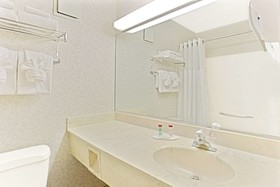 Ramada by Wyndham Waukegan/Great Lakes