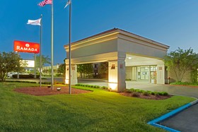 Ramada by Wyndham Waukegan/Great Lakes