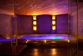 Champagne Lodge and Luxury Suites
