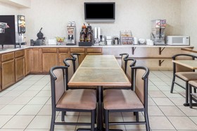 Super 8 by Wyndham Woodstock