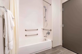 La Quinta Inn & Suites by Wyndham Bloomington