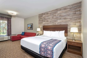 La Quinta Inn & Suites by Wyndham Bloomington
