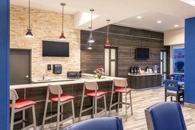 La Quinta Inn & Suites by Wyndham Bloomington