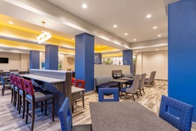 La Quinta Inn & Suites by Wyndham Bloomington