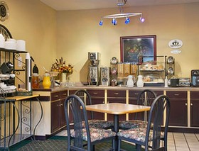 Super 8 by Wyndham Bloomington