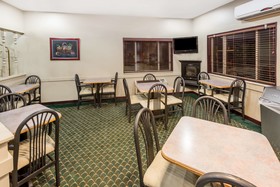 Super 8 by Wyndham Bloomington