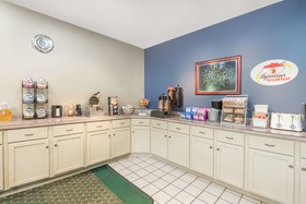 Super 8 by Wyndham Bloomington