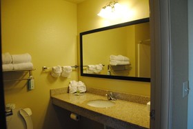 Cobblestone Hotel & Suites - Charlestown