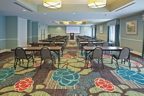 La Quinta Inn & Suites by Wyndham Columbus - Edinburgh