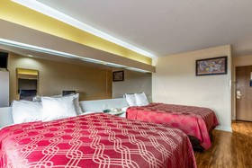 Econo Lodge Inn & Suites