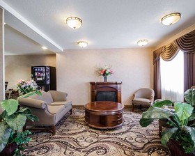 Econo Lodge Inn & Suites