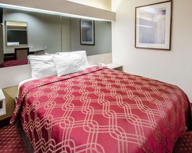 Econo Lodge Inn & Suites