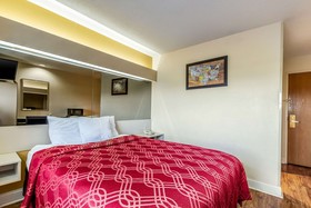 Econo Lodge Inn & Suites
