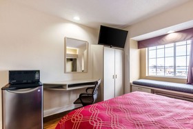 Econo Lodge Inn & Suites