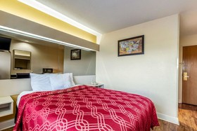Econo Lodge Inn & Suites