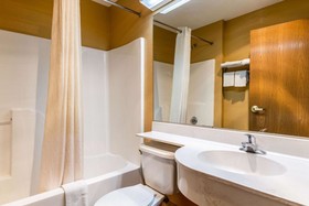 Econo Lodge Inn & Suites