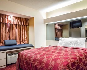 Econo Lodge Inn & Suites
