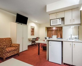 Econo Lodge Inn & Suites