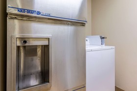 Econo Lodge Inn & Suites