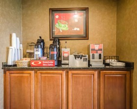Econo Lodge Inn & Suites
