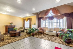 Econo Lodge Inn & Suites