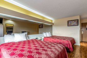 Econo Lodge Inn & Suites