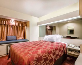Econo Lodge Inn & Suites