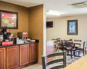 Econo Lodge Inn & Suites