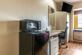 Econo Lodge Inn & Suites