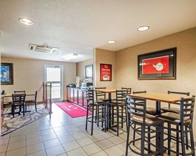 Econo Lodge Inn & Suites
