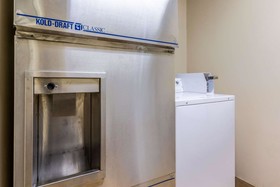 Econo Lodge Inn & Suites