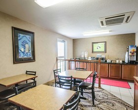 Econo Lodge Inn & Suites