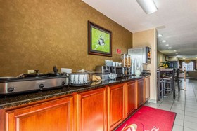 Econo Lodge Inn & Suites