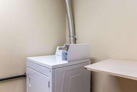 Econo Lodge Inn & Suites
