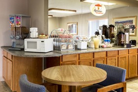Super 8 by Wyndham Frankfort IN
