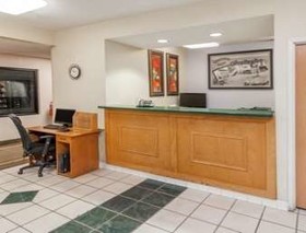 Super 8 by Wyndham Huntington