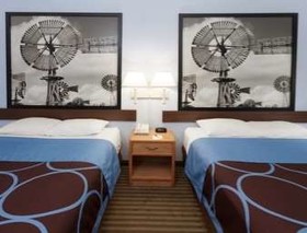 Super 8 by Wyndham Huntington