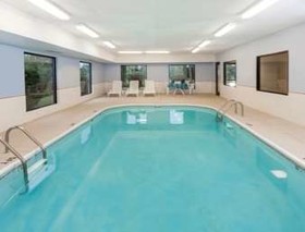 Super 8 by Wyndham Huntington
