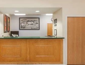 Super 8 by Wyndham Huntington