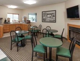 Super 8 by Wyndham Huntington