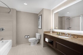 Hilton Indianapolis Hotel & Suites