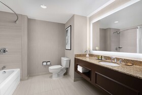 Hilton Indianapolis Hotel & Suites