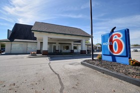 HomeTowne Studios by Red Roof Indianapolis