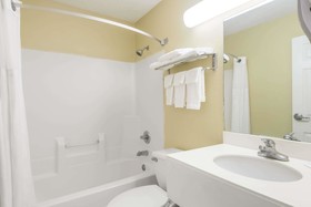 Super 8 by Wyndham Indianapolis/NE/Castleton Area