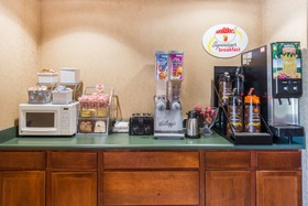 Super 8 by Wyndham Indianapolis/NE/Castleton Area
